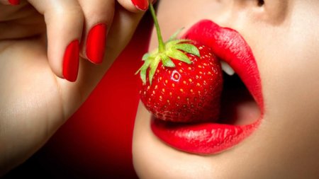 Женские губы с клубникой