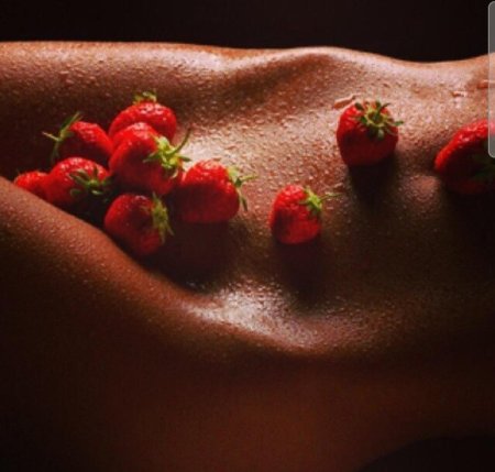 Клубника на теле девушки