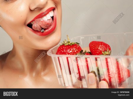 Девушка ест клубнику в шоколаде