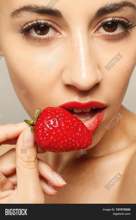 Ест клубнику