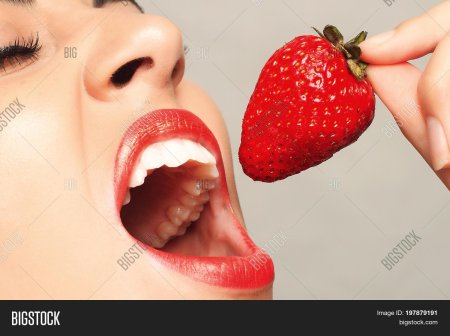 Девушка клубника белые зубы