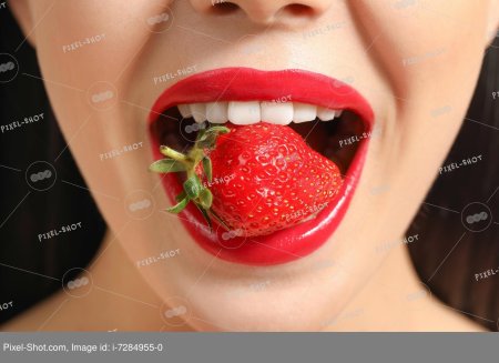 Женские губы с клубникой