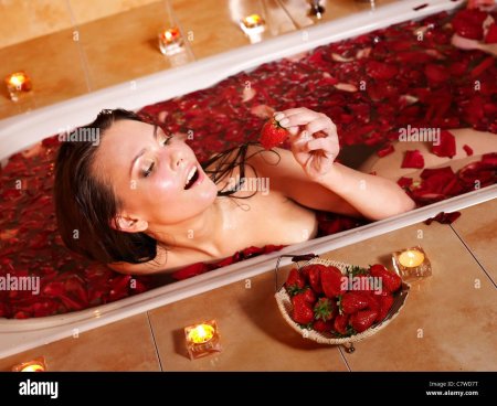 Ванна с клубникой