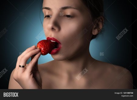 Woman eat Strawberry