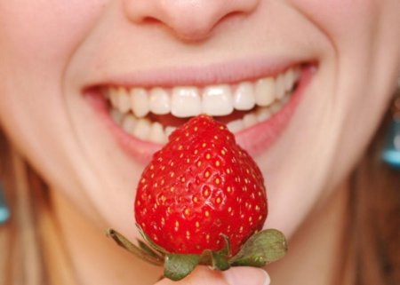 Клубника отбеливает зубы
