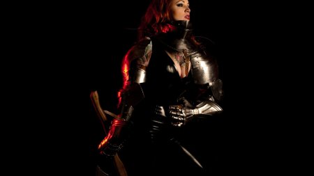 Девушка в доспехах