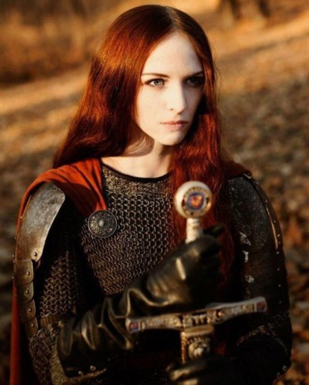 Рыжая девушка в доспехах