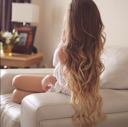 Девушка с длинными русыми волосами