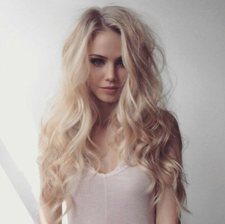 Скарлетт Лейтхолд с длинными волосами