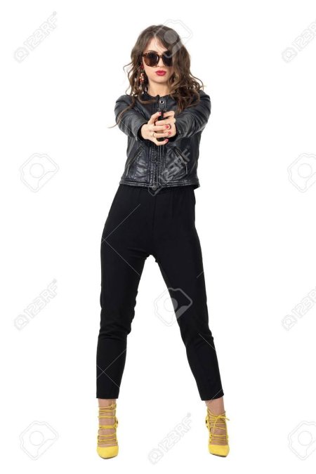 Девушка в кожанке с оружием