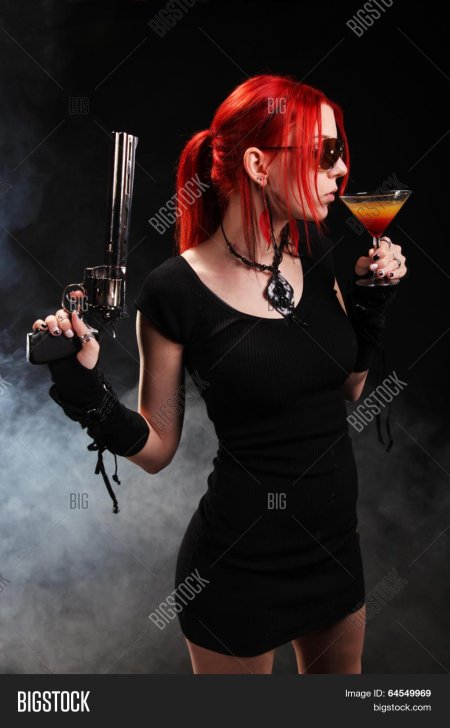 Женщины с красными волосами с оружием