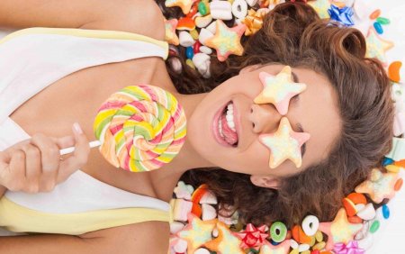 Девушка со сладостями