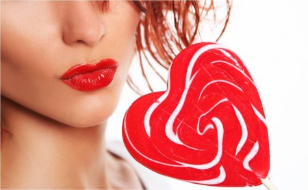 Губы с леденцом