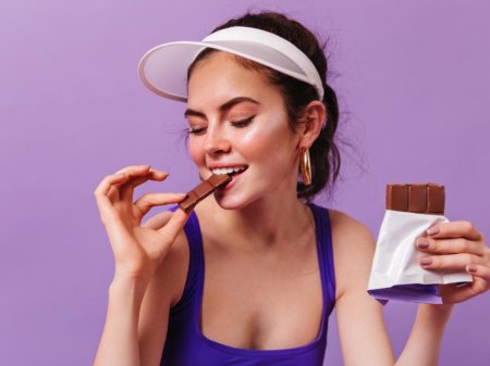 Ест шоколад