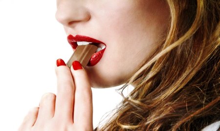 Ест шоколад