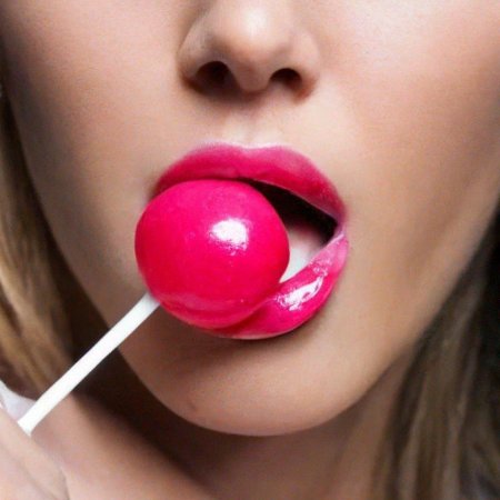 Девушка и чупа чупс