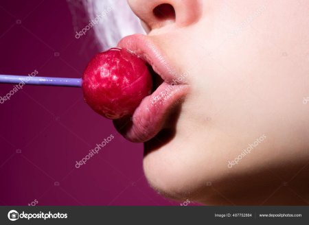 Девушка лижет чупа чупс