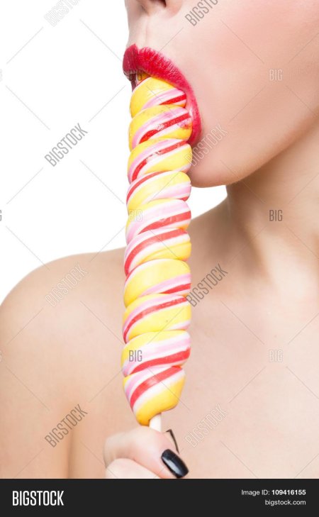 Лижет леденец