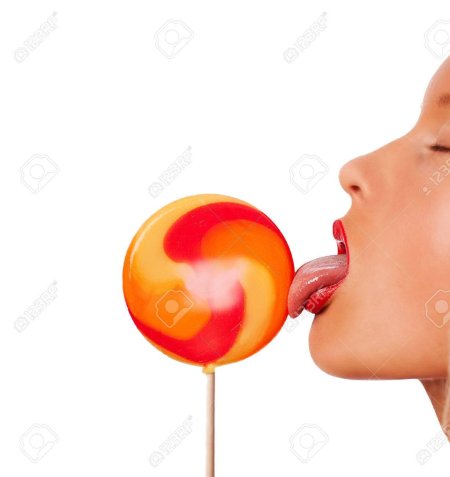 Девочка лижет леденец