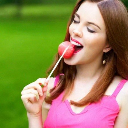 Девочка лижет леденец