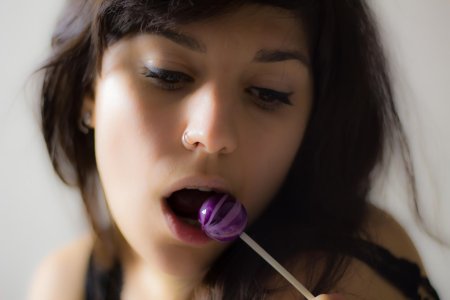 Девушка с чупа чупсом во рту