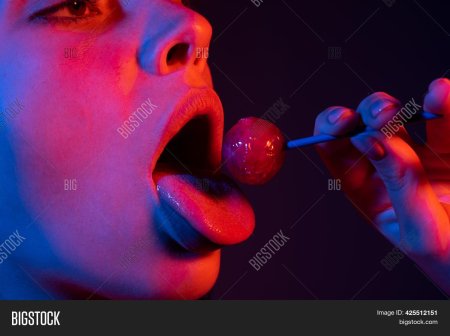 Губы десерт