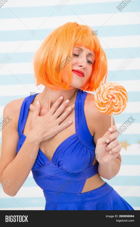 Девушка с оранжевыми волосами