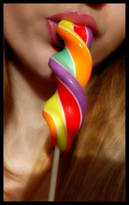 Лижет леденец