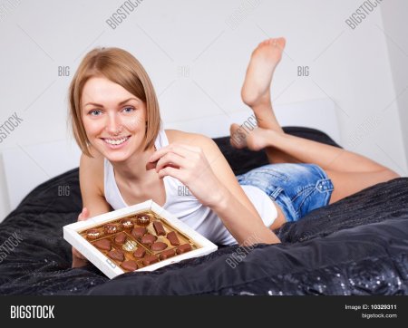 Женщина с конфетами