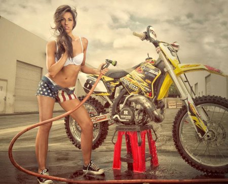 Мотоцикл и девушка