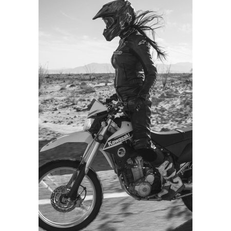 Девушка в шлеме