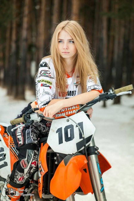 Красивые девушки на кроссовых мотоциклах