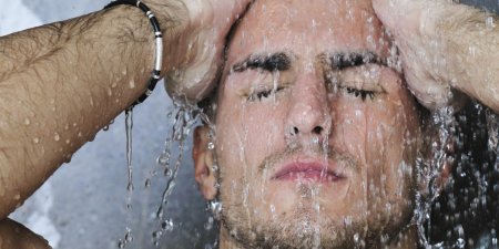 Фотосток человек моется