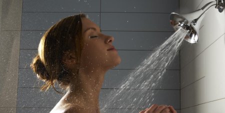 Человек под душем