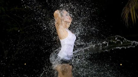 Девушка в брызгах воды