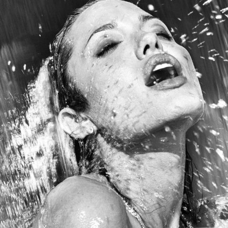 Анджелина джоли мокрая