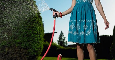 Поливает из шланга