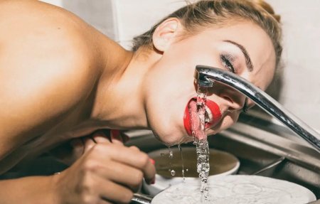 Пьет воду из крана