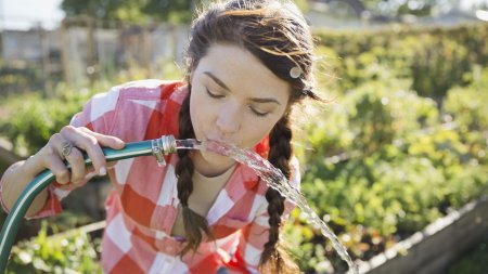 Девушка со шлангом
