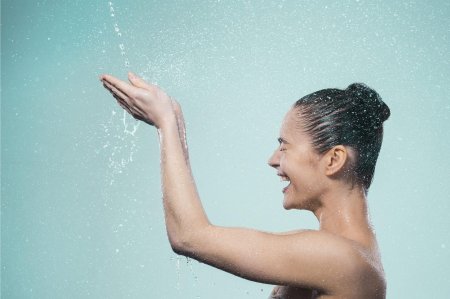 Девушка под струей воды