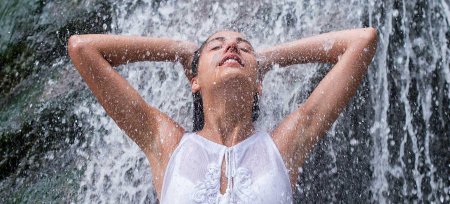 Девушка под водопадом