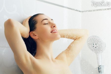 Девушка подросток моется в душе