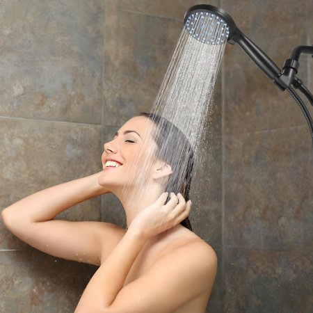 Девушка в одежде под душем