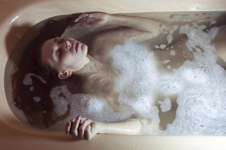 Девушка в ванне