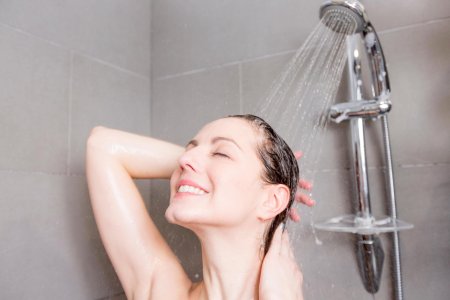 Девушка под струей воды