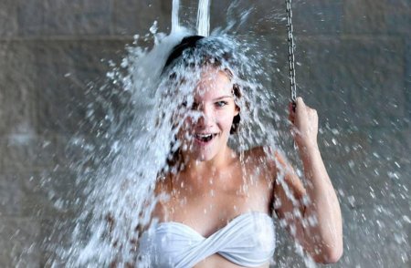 Водолечение обливание Дженнифер Лоуренс