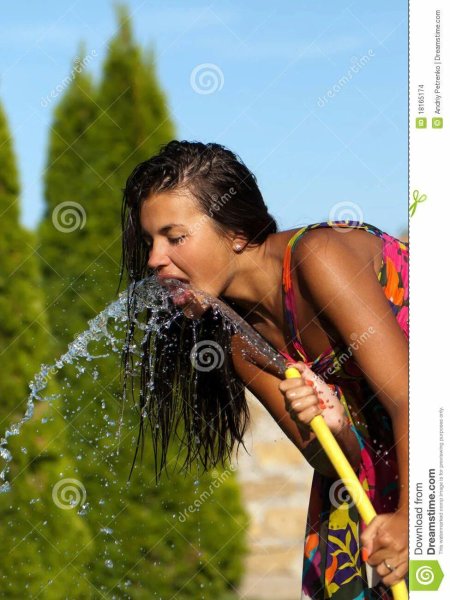 Девушка со шлангом