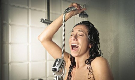 Девушка поет