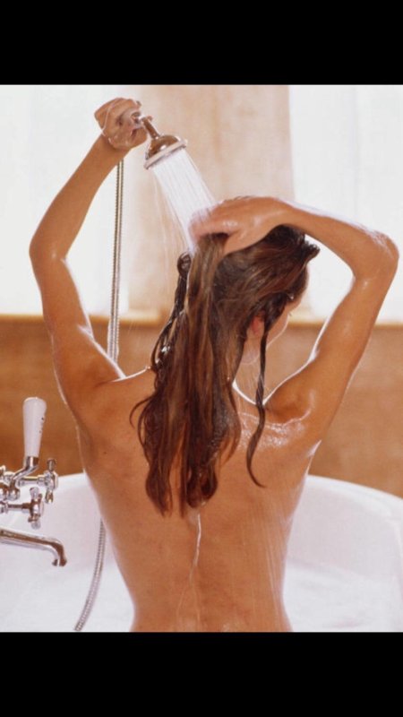 Девочка под душем