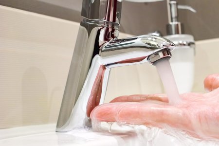 Под струей воды